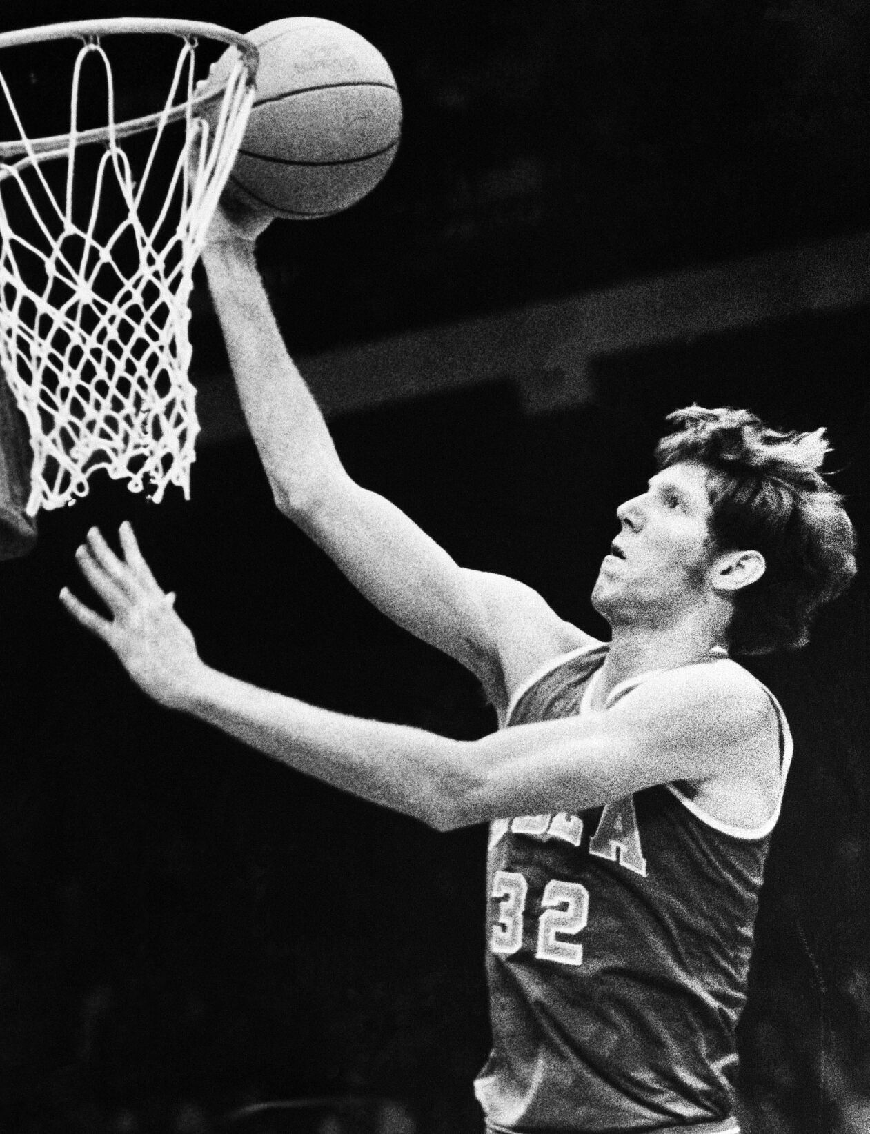 1973: UCLA, led by Bill Walton, sets NCAA record for consecutive victories with 61st win